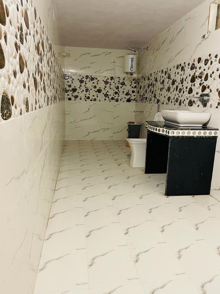 deluxe-tent-bathroom